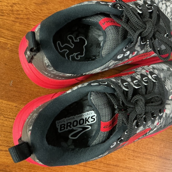 Brooks Women Cascadia 16 Louie Gong Sasquatch Trail Running Shoe Size 7.5 - Picture 8 of 9
